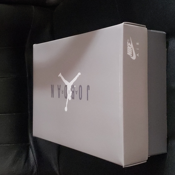 AIR JORDAN 11 RETRO (GS) 'Cool Grey' 2021 - Picture 13 of 16